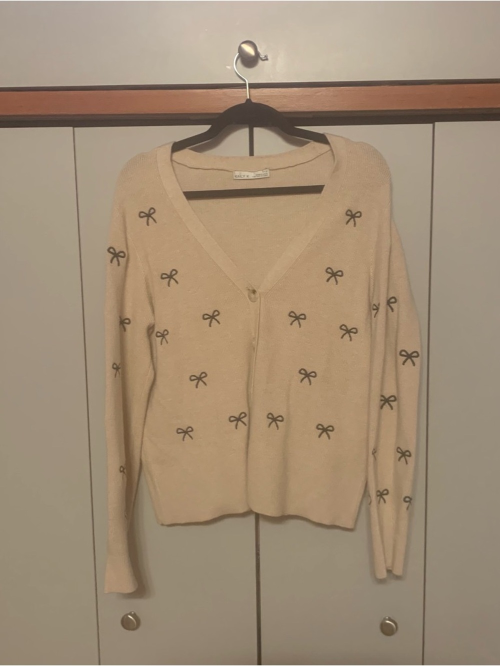Bow Embroidered Beige Cardigan – V-Neck Soft Knit Preppy Coquette Size L - Picture 2 of 8